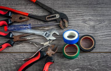 Çalışma masasında paslı el aletleri