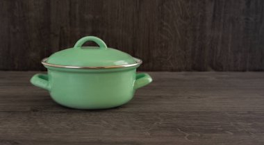 Ahşap masadaki renkli tencere.