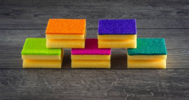 Tahta masadaki renkli sünger.