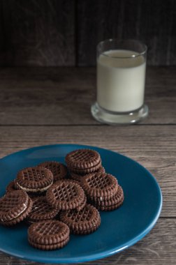 Çikolatalı kurabiye ve en iyi arkadaşı bir bardak süt.