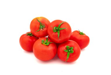 Beyaz arkaplanda kırmızı domatesler
