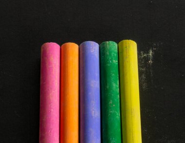 Onlarla yapılmış renkli tebeşirler ve resimler.