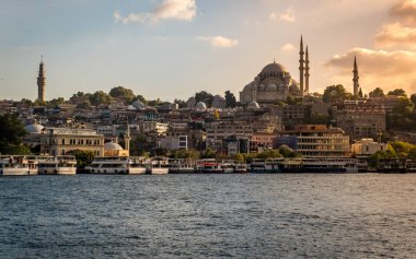 İstanbul 'un tarihini ve doğal güzelliğini görmek için her yıl milyonlarca insan hindiye geliyor.