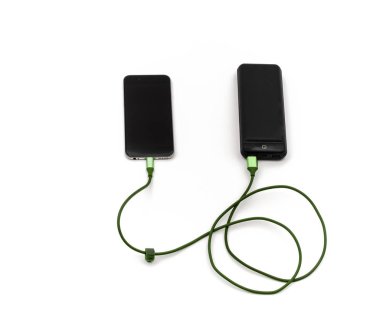 güç bankası ve yeşil kablo cep telefonunu şarj etmek için kullanılır