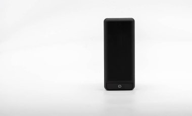 güç bankası ve yeşil kablo cep telefonunu şarj etmek için kullanılır