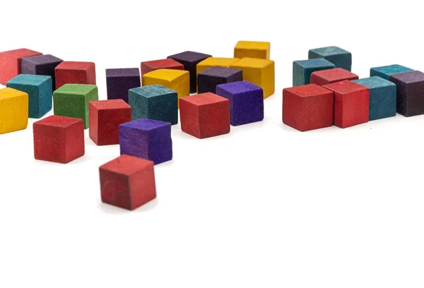 Cubes Bois Colorés Alignés Dans Différentes Formes Sur Fond Blanc — Photo