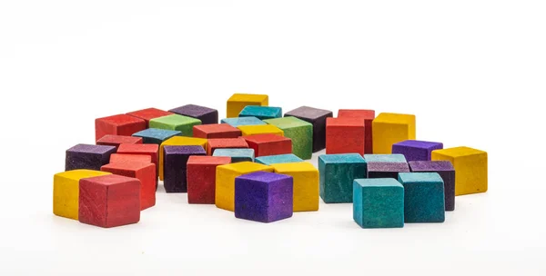 Cubes Bois Colorés Alignés Dans Différentes Formes Sur Fond Blanc — Photo