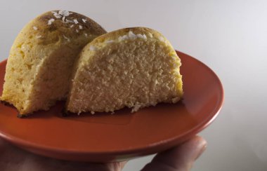 kırmızı tabakta servis edilen ev yapımı Cheesecake, kırmızı tabakta sunulan porsiyon hindistan cevizi gevreğinden, beyaz arkaplanda (seçici odak; yakın çekim))