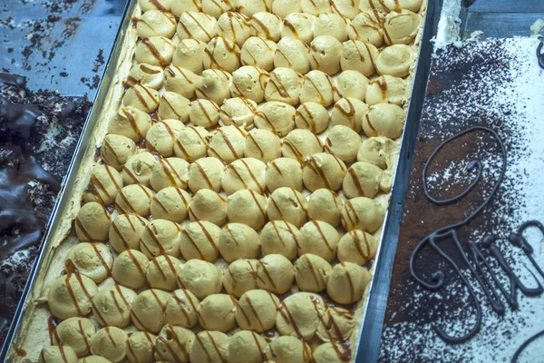 Delicious Cream Caramel Cake Sprinkled Caramel Display Window Pastry Shop — Stock Photo, Image