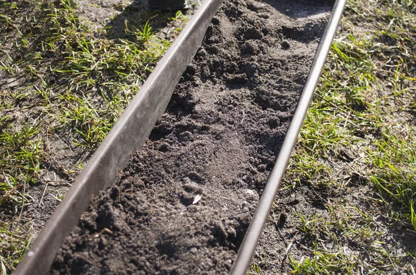 Açık Havada Plastik Bir Kutu Karanlık Toprakla Dolu Ilkbaharda Çiçek — Stok fotoğraf