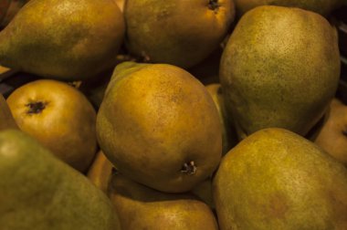 Sarı olgun armutlar bir marketin vitrininde, markette, süpermarkette tezgahta taze armutlar bulunur. Gıda arkaplanı.