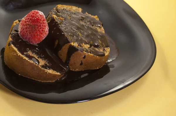 Изображение Двух Кусочков Шоколадного Торта Несколькими Клубничными Ягодами Сверху Черной — стоковое фото