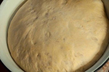 Köftelerde maya hamuru, büyük bir kasede hamur tasviri, hamur iyi yükseldi.. 