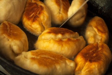 Ayçiçeği yağında kızartılmış ve birbirine yapışmış küçük köfteler gibi kızartılmış hamur mayasından. 