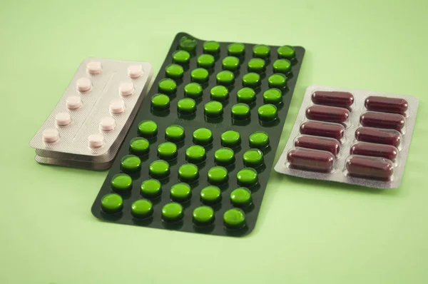 Blistr Prášky Míchání Vitamíny Tablety Léky Zeleném Pozadí — Stock fotografie
