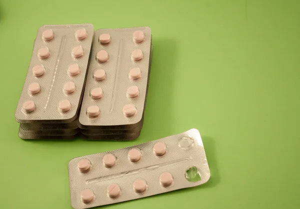 Blistr Růžové Pilulky Vitamíny Tablety Léky Zeleném Pozadí — Stock fotografie