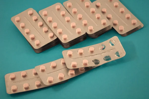 Blistr Růžové Pilulky Vitamíny Tablety Léky Modrém Pozadí — Stock fotografie