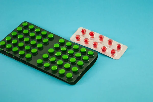 Blistr Červených Zelených Pilulek Vitamíny Tablety Léky Modrém Pozadí — Stock fotografie