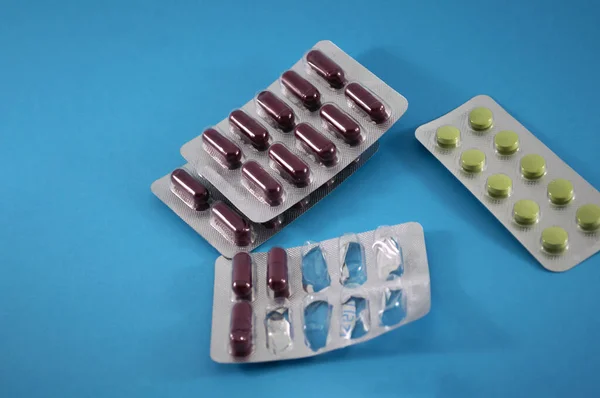 Blíster Píldoras Vitaminas Tabletas Medicamentos Sobre Fondo Azul — Foto de Stock