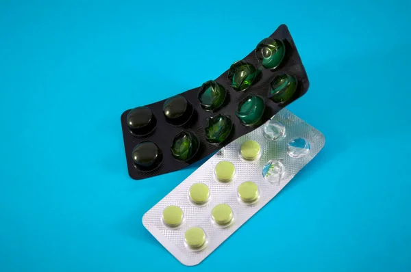Blistr Zelených Pilulek Vitamíny Tablety Léky Modrém Pozadí — Stock fotografie