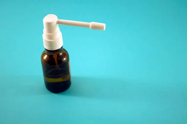 Üstünde mavi arkaplan bulunan cam bir şişe, mesaj için kullanılacak. Üst görünüm