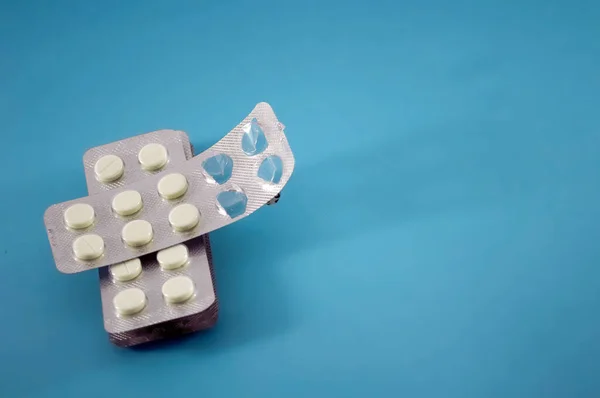 Blistr Bílých Pilulek Vitamíny Tablety Léky Modrém Pozadí — Stock fotografie