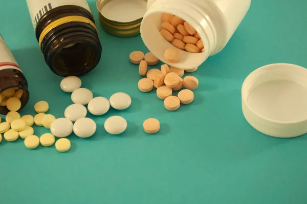 Turuncu, beyaz haplar ve haplar mavi bir sırt çantasındaki haplar için.