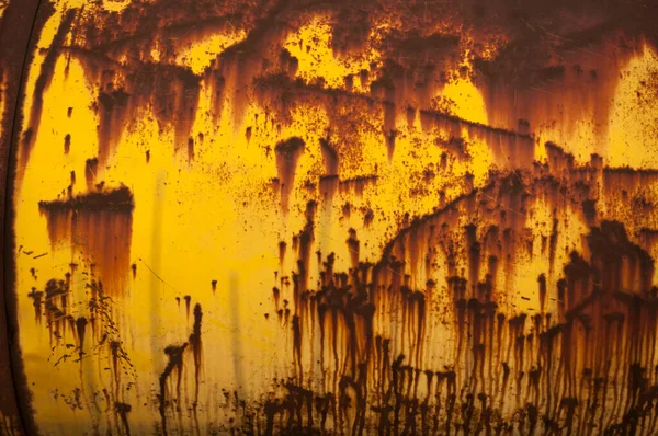 Büyük, sarı, paslı depo. Yaklaş. Paslı arka plan,