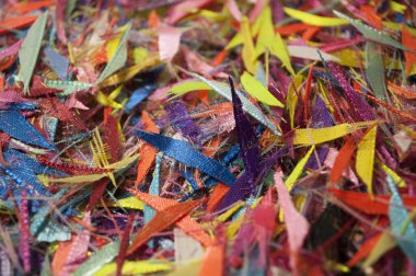 Çok renkli, küçük saten kurdele bukleleri. Gelecekçi arkaplan, soyutlama