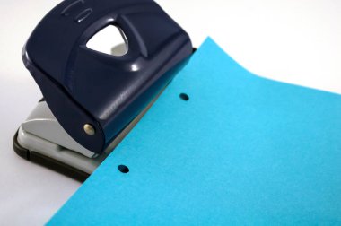 Ofis: punç, metin için yeri olan beyaz arka planda delikli mavi kağıt