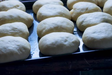 Oval el yapımı yuvarlak çörekler pişirmeye hazır.