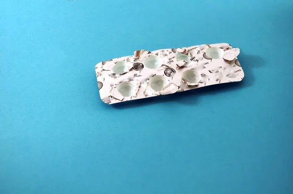 Mavi arkaplanda boş ilaç paketleri, yakın plan