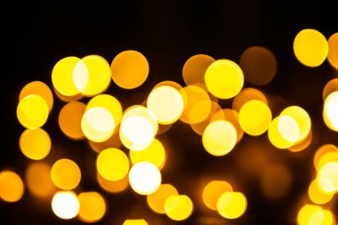 Bokeh lambalı yeni yıl modeli. Bulanık renkli ışıkları olan bir Noel arkaplanı. Odaklanmamış ışıklarla tatil arkaplanı.