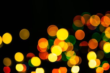 Bokeh lambalı yeni yıl modeli. Bulanık renkli ışıkları olan bir Noel arkaplanı. Odaklanmamış ışıklarla tatil arkaplanı.