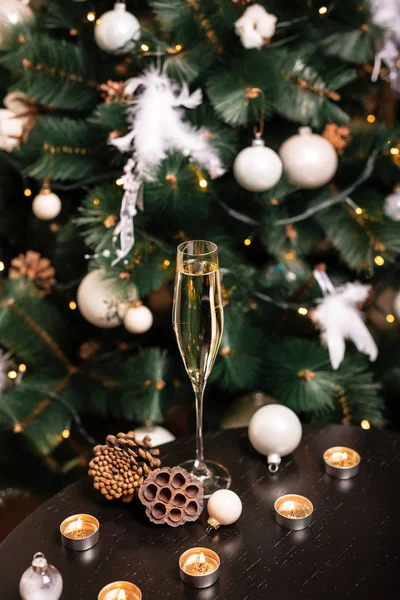 Újévi Kompozíció Fehér Karácsonyfadíszítéssel Pezsgőspoharakkal Belső Térben Karácsonyfa Bokeh Fények — Stock Fotó