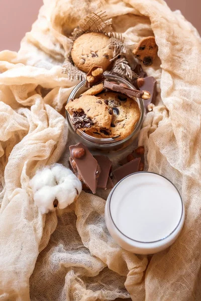 Печенье Темной Шоколадкой Кусочки Молочного Шоколада Орехами Стакан Молока Состав — стоковое фото
