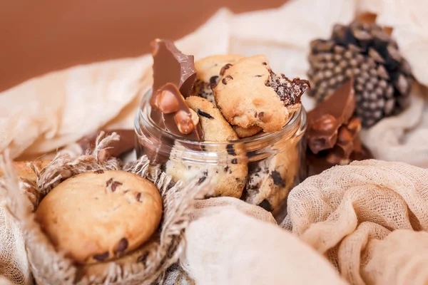 Печенье Шортбулочек Темным Шоколадом Кусочки Молочного Шоколада Орехами Состав Блюд — стоковое фото
