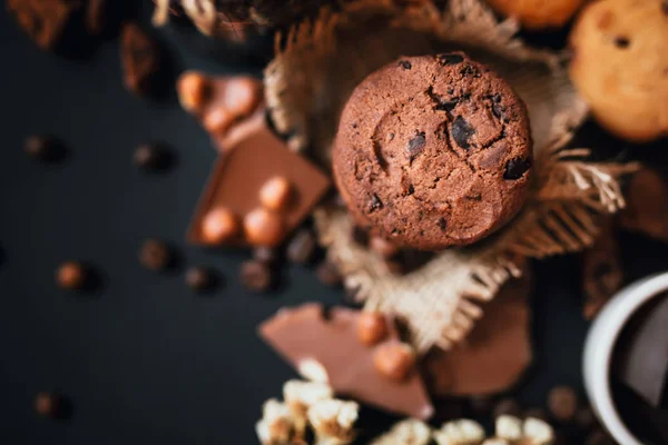 Печенье Шоколадными Кусочками Молочный Шоколад Орехами Кофейными Зёрнами Черном Фоне — стоковое фото