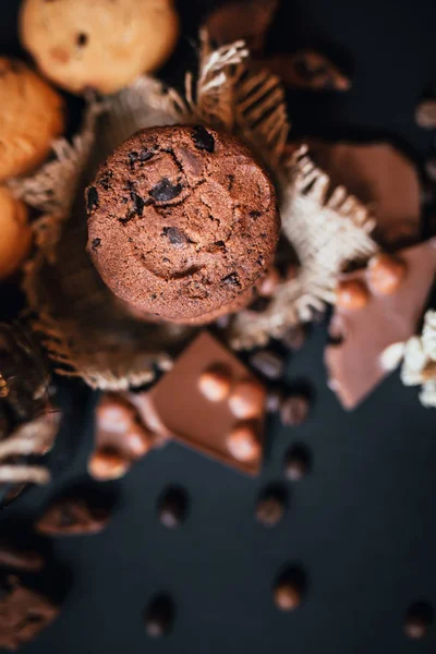 Rövidkenyérsütemények Csokoládé Darabokkal Tejcsokoládé Dióval Kávébabbal Fekete Alapon — Stock Fotó
