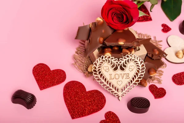Valentin Napi Háttér Piros Szívvel Csokoládé Cukorka Tejcsokoládé Vörös Rózsa — Stock Fotó