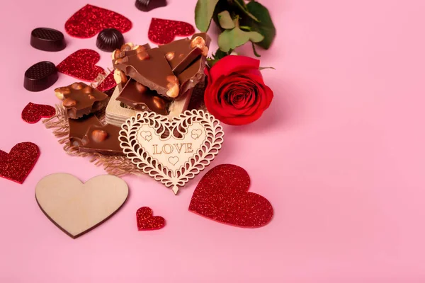 Valentin Napi Háttér Piros Szívvel Csokoládé Cukorka Tejcsokoládé Vörös Rózsa — Stock Fotó
