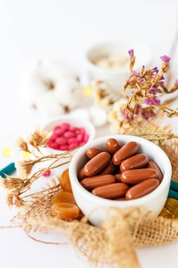 İnsanların sağlığı için besin takviyeleri ve vitaminler. Beyaz arka planda ilaçlar. İnsanların sağlığını destekleyen haplar ve takviyeler.