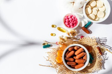 İnsanların sağlığı için besin takviyeleri ve vitaminler. Beyaz arka planda ilaçlar. İnsanların sağlığını destekleyen haplar ve takviyeler.