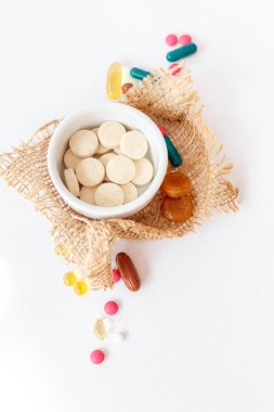İnsanların sağlığı için besin takviyeleri ve vitaminler. Beyaz arka planda ilaçlar. İnsanların sağlığını destekleyen haplar ve takviyeler.