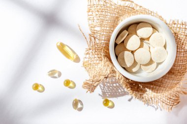 İnsanların sağlığı için besin takviyeleri ve vitaminler. Beyaz arka planda ilaçlar. İnsanların sağlığını destekleyen haplar ve takviyeler.