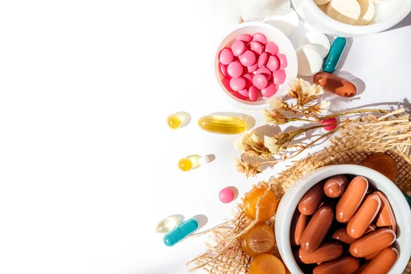 Suplementos Nutricionais Vitaminas Para Saúde Das Pessoas Medicamentos Fundo Branco — Fotografia de Stock