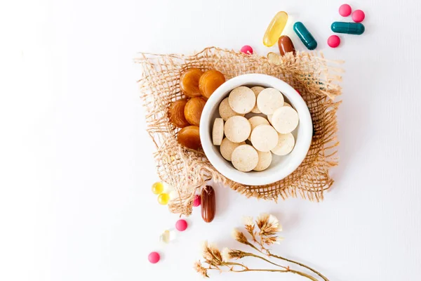 Nsanların Sağlığı Için Besin Takviyeleri Vitaminler Beyaz Arka Planda Ilaçlar — Stok fotoğraf