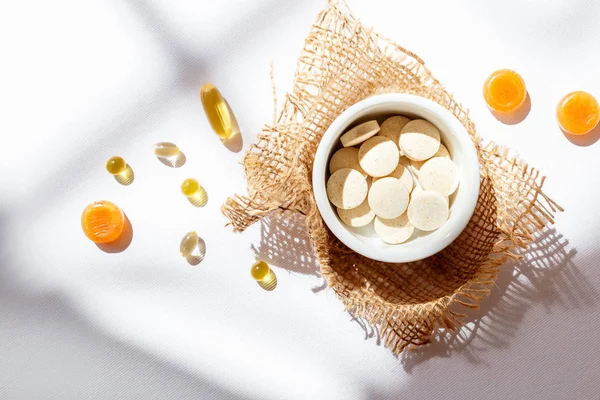 Táplálkozási Kiegészítők Vitaminok Emberek Egészségére Gyógyszerek Fehér Háttérrel Tabletták Kiegészítők — Stock Fotó
