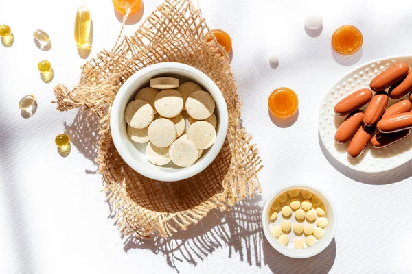 Táplálkozási Kiegészítők Vitaminok Emberek Egészségére Gyógyszerek Fehér Háttérrel Tabletták Kiegészítők — Stock Fotó