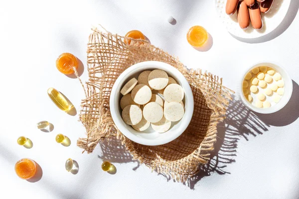 Nsanların Sağlığı Için Besin Takviyeleri Vitaminler Beyaz Arka Planda Ilaçlar — Stok fotoğraf